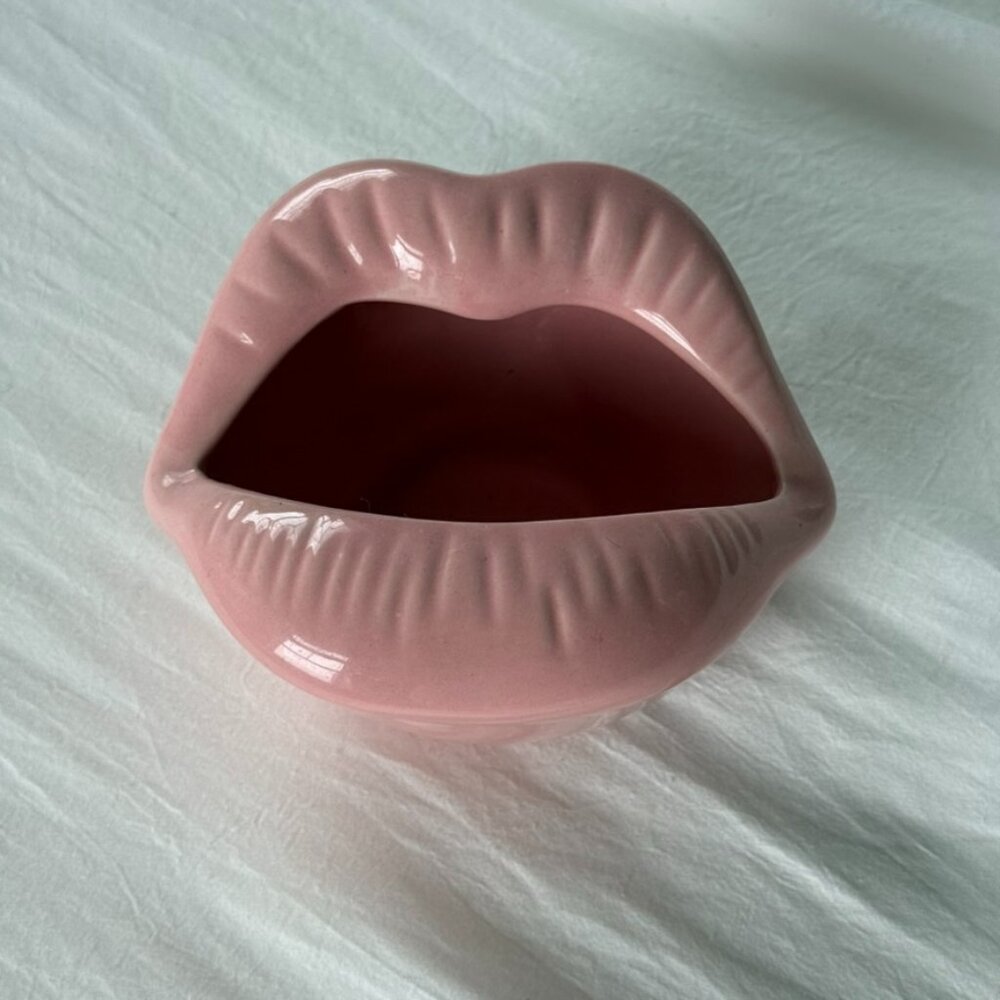Pink lips decorative plate